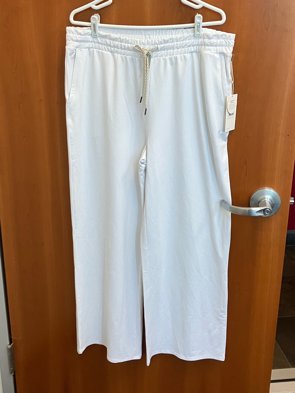 Vuori Halo Essential Wideleg Pant - Short in White, Size XL